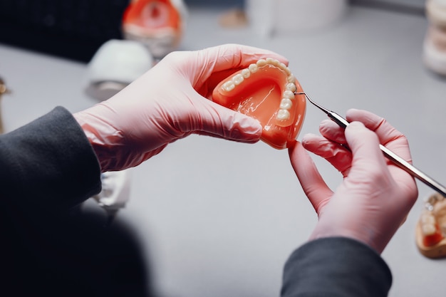 Modelo de arcada dental con prótesis sobre implantes
