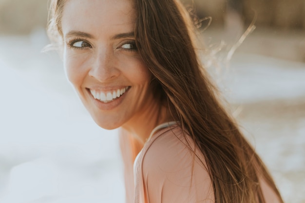 Sonrisa natural y luminosa de una paciente