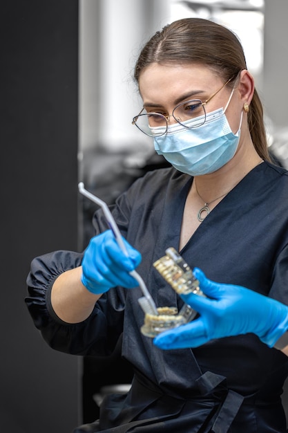 Protésico dental trabajando con precisión sobre un modelo dental en el laboratorio
