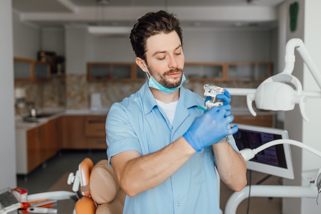 Francisco Sánchez Santos, protésico dental, en su laboratorio de Málaga